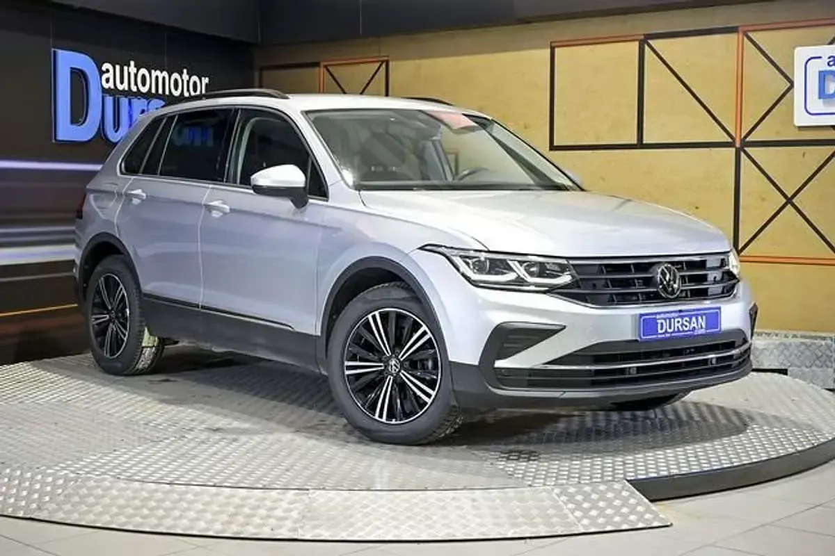 Usado VW Tiguan Life 150 CV (110 kW) 2023 Gris SUV