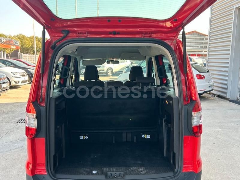 Usado Ford Tourneo Courier Trend 100 CV (73 kW) 2017 Rojo Monovolumen