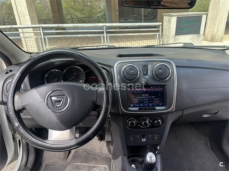 Usado Dacia Sandero Lauréate 75 HP (55 kW) 2013 Branco Sedan