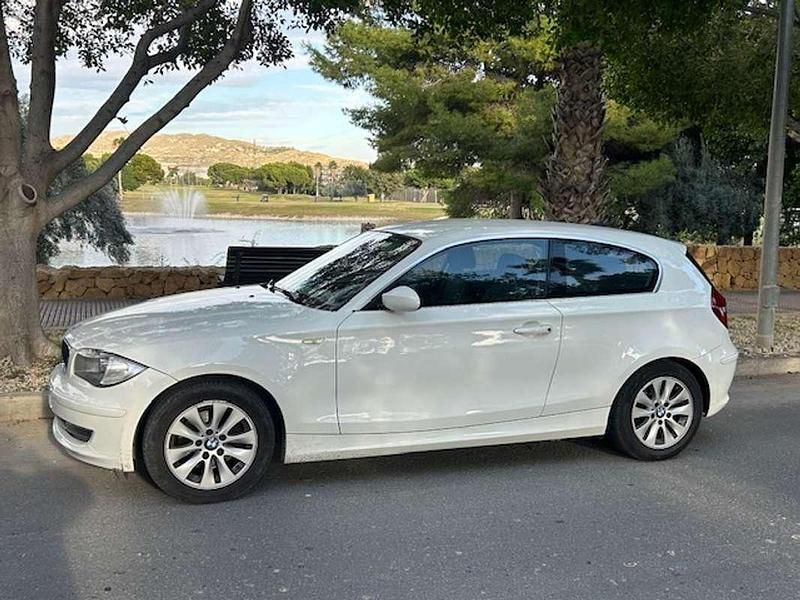 Blanco Usado 2009 BMW 120 Utilitario | 7990 € (Precio justo) - Imagen 1/4