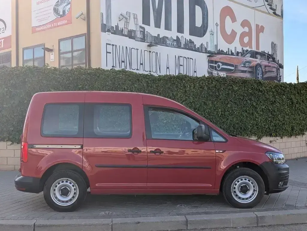 Usado VW Caddy 102 CV (75 kW) 2020 Rojo Monovolumen