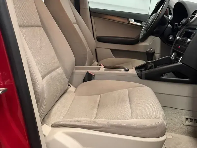 Usado Audi A3 Sportback Attraction 105 CV (77 kW) 2010 Granate Utilitario