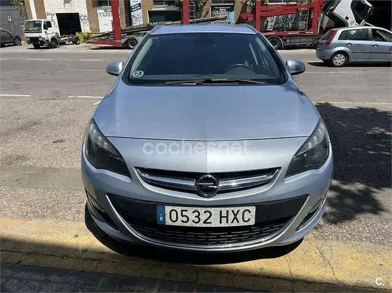 Usado Opel Astra Excellence 165 CV (121 kW) 2014 Gris / plata Familiar
