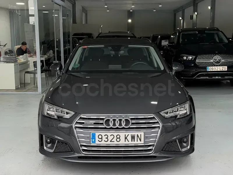 Usado Audi A4 S-Line 190 CV (139 kW) 2019 Gris / plata Familiar