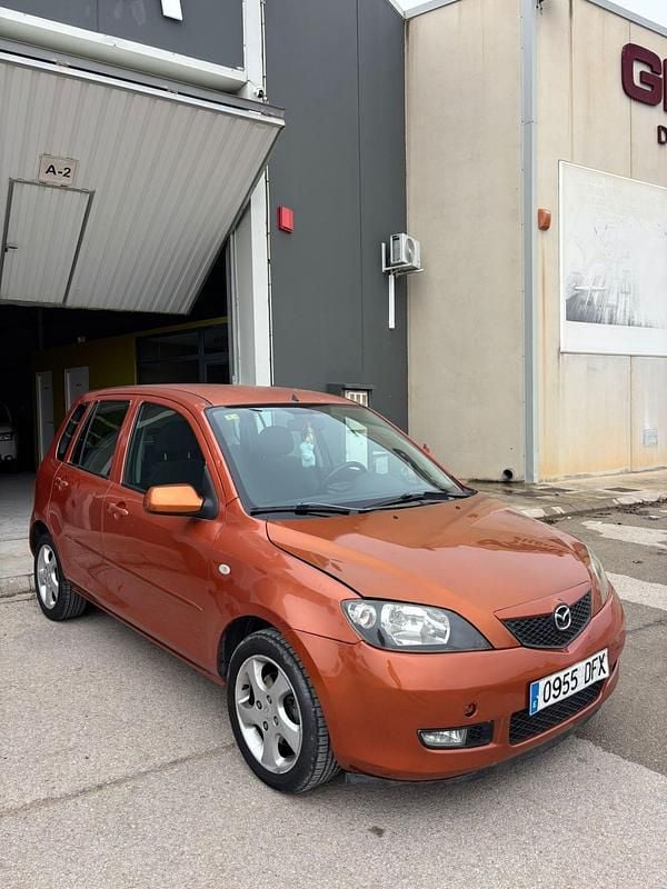 Usado Mazda 2 Active 68 CV (50 kW) 2005 Naranja Utilitario