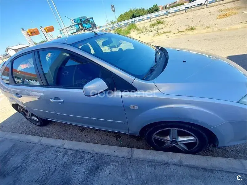 Usado Ford Focus Trend 115 CV (84 kW) 2006 Gris / plata Berlina