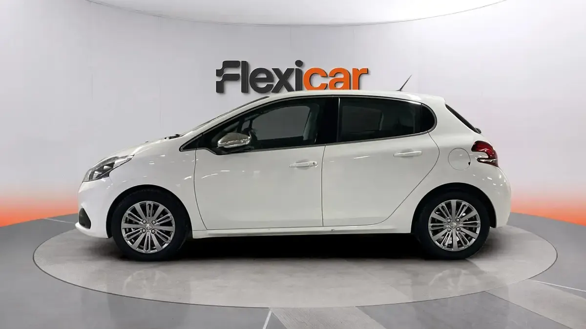 Usado Peugeot 208 Allure 110 CV (80 kW) 2018 Blanco Utilitario