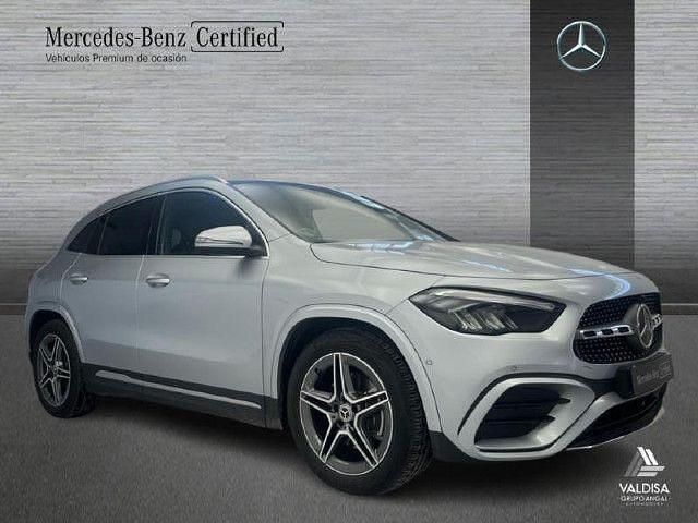 Usado Mercedes GLA200 AMG line 150 CV (110 kW) 2025 Plata hightech SUV
