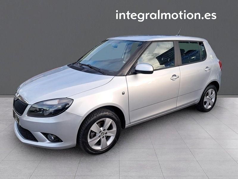 Gris Usado 2014 Skoda Fabia Ambition Berlina | 7900 € (Buen precio) - Imagen 1/4