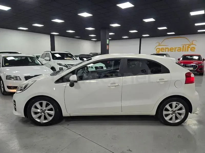 Usado Kia Rio 84 CV (61 kW) 2015 Blanco Berlina