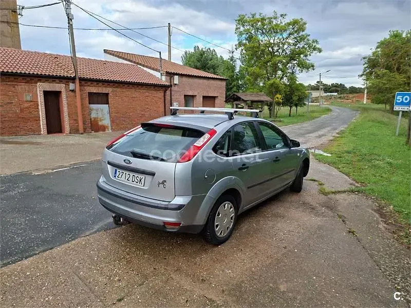 Usado Ford Focus Trend 109 CV (80 kW) 2005 Gris / plata Berlina