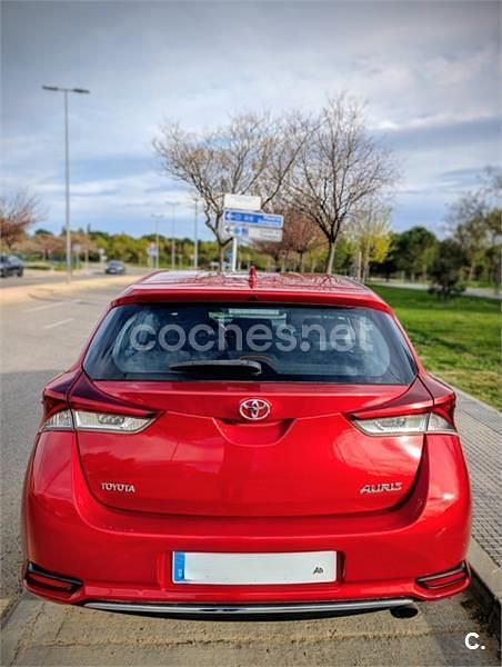 Usado Toyota Auris Active 116 CV (85 kW) 2016 Rojo Berlina