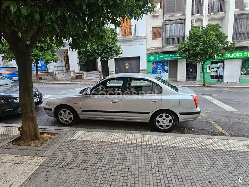 Usado Hyundai Elantra GLS 107 CV (78 kW) 2002 Gris / plata Berlina