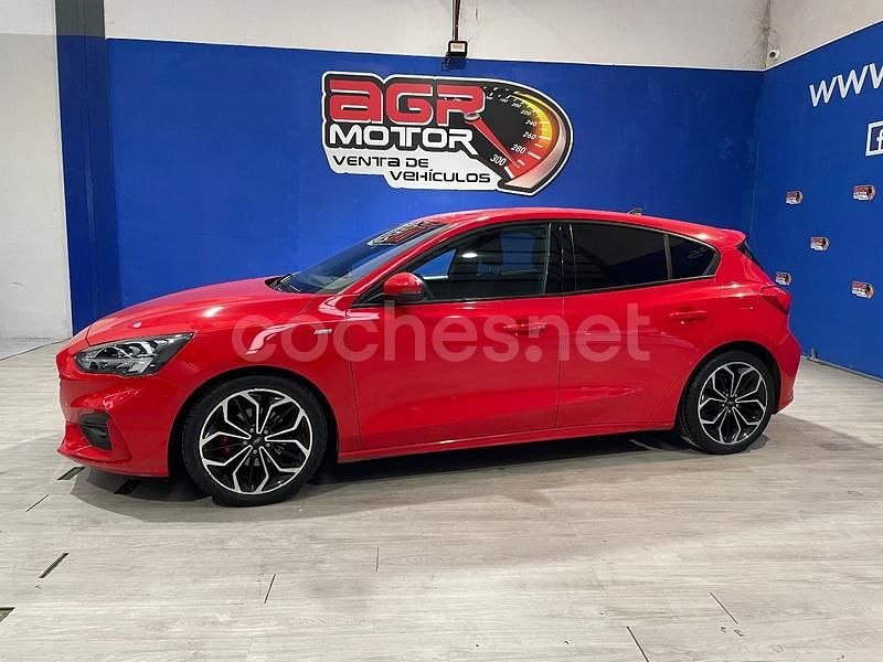 Rojo Usado 2021 Ford Focus ST-Line Berlina | 15.999 € - Imagen 1/4