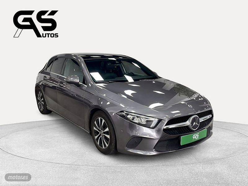 Usado Mercedes A180 116 CV (85 kW) 2020 Gris Utilitario