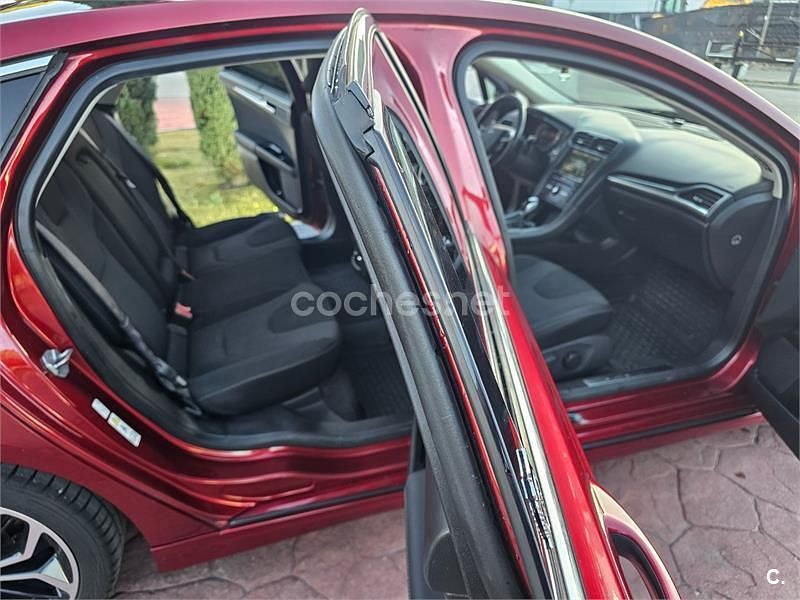 Usado Ford Mondeo Titanium 180 CV (132 kW) 2015 Rojo Berlina