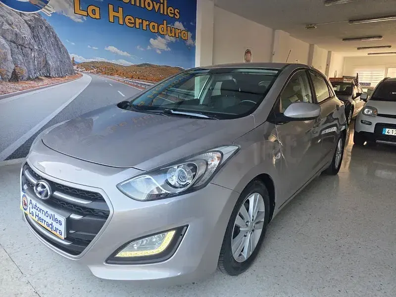 Usado Hyundai i30 100 CV (73 kW) 2016 Beige Berlina