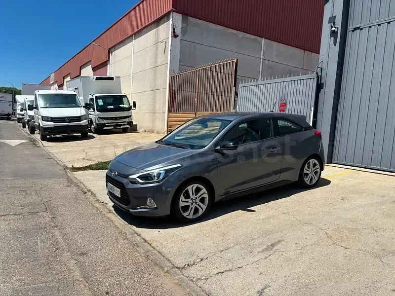 Usado Hyundai i20 Sport 120 CV (88 kW) 2018 Gris / plata Berlina