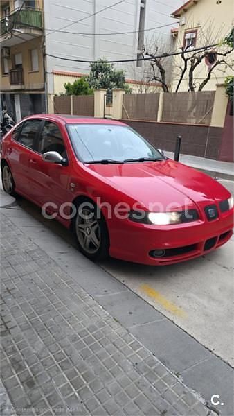 Usado Seat Leon Sport 150 CV (110 kW) 2003 Rojo Utilitario