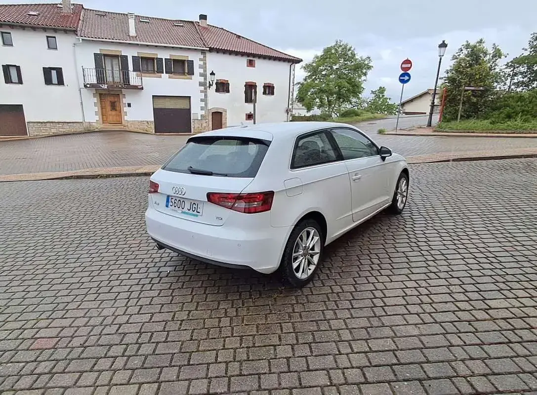 Usado Audi A3 Ambiente 110 CV (80 kW) 2015 Blanco Utilitario