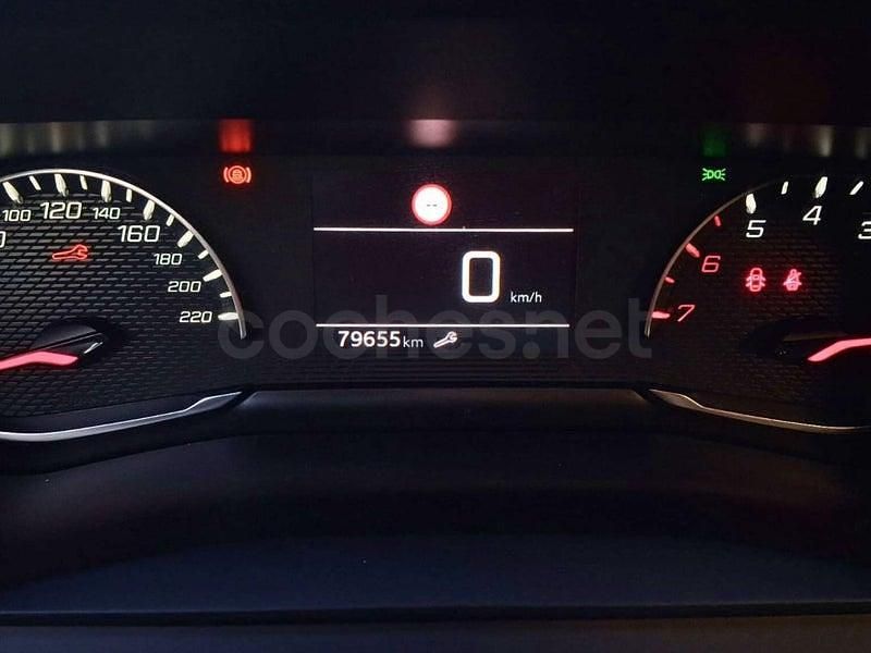 Usado Peugeot 2008 Allure 100 CV (73 kW) 2022 Naranja SUV