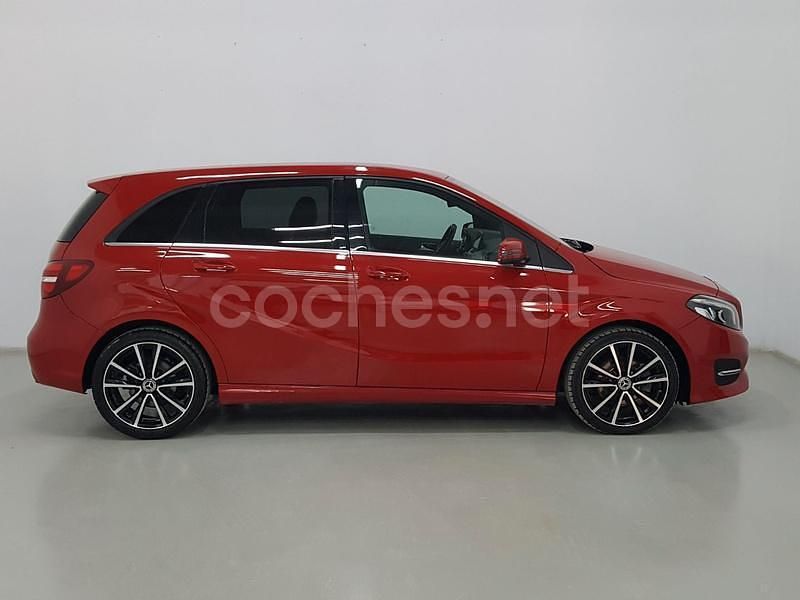 Usado Mercedes B200 136 CV (100 kW) 2018 Rojo Monovolumen
