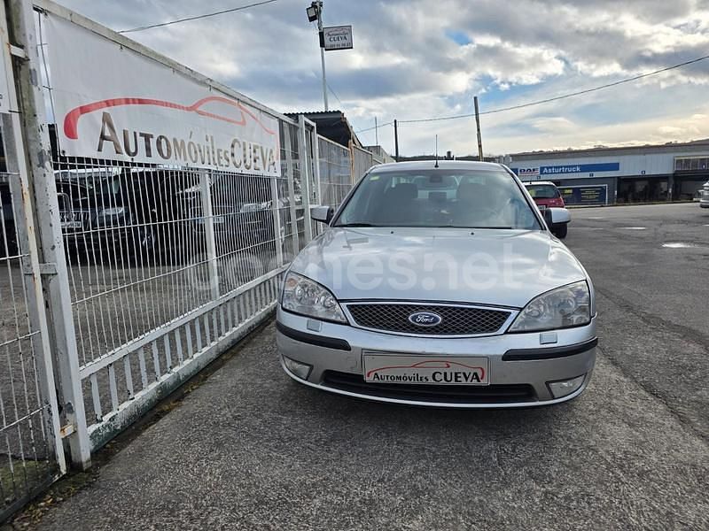 Usado Ford Mondeo Ghia 130 CV (95 kW) 2005 Gris / plata Berlina