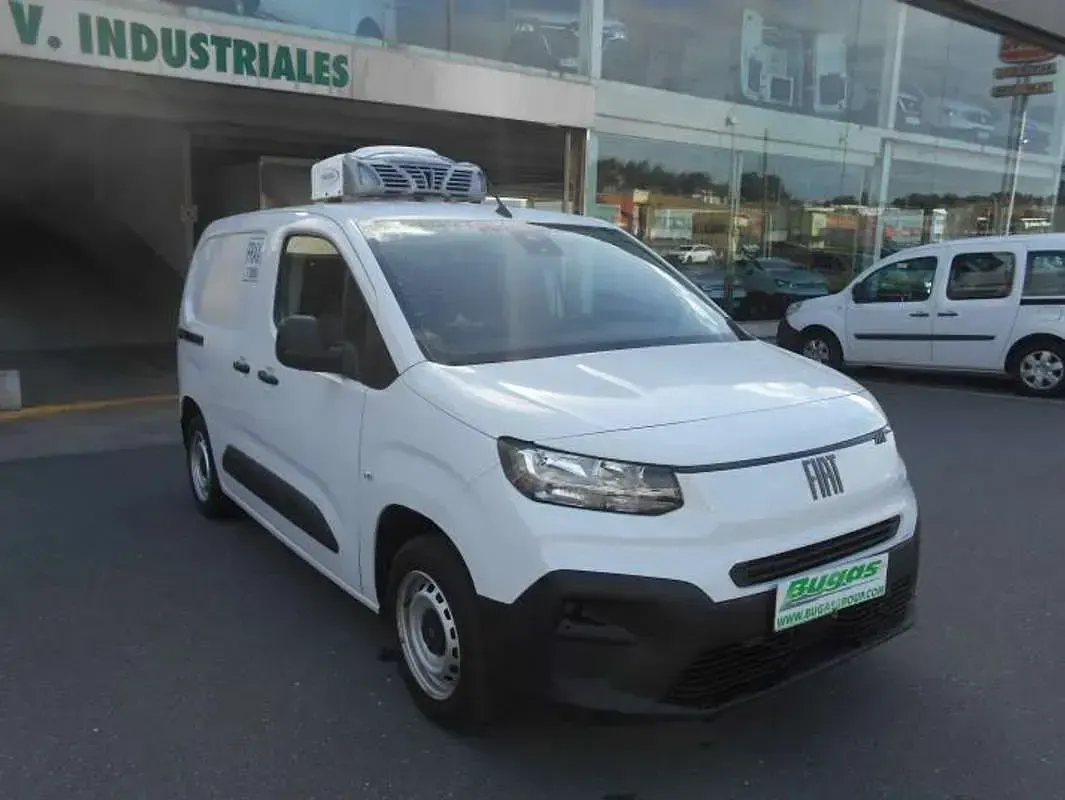 Usado Fiat Doblò 102 CV (75 kW) 2024 Blanco Monovolumen