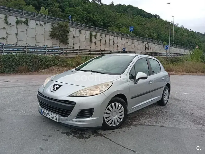 Usado Peugeot 207 70 CV (51 kW) 2010 Gris / plata Berlina