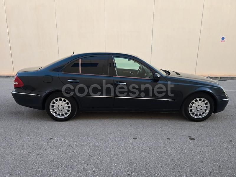 Usado Mercedes E270 Elegance 177 CV (130 kW) 2005 Azul Berlina