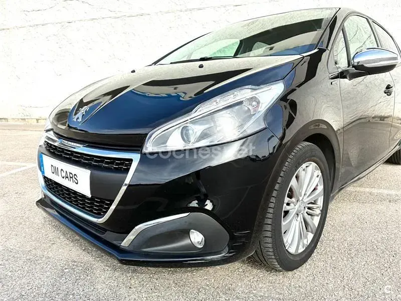 Usado Peugeot 208 Signature Sky 82 CV (60 kW) 2019 Negro Utilitario