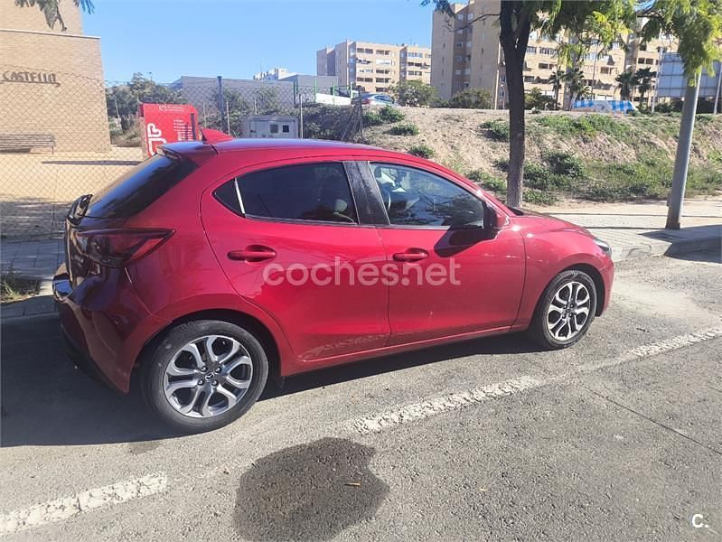 Usado Mazda 2 90 CV (66 kW) 2018 Rojo Berlina
