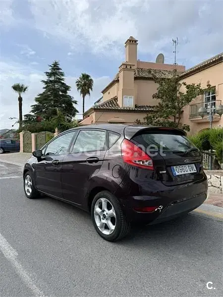 Usado Ford Fiesta Trend 68 CV (50 kW) 2010 Violeta / lila Berlina