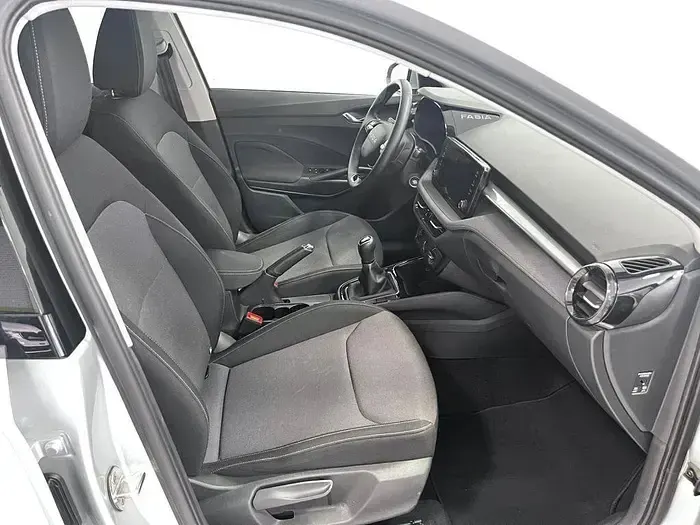 Usado Skoda Fabia Selection 95 CV (69 kW) 2025 Gris plata Utilitario