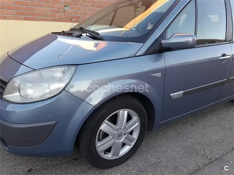 Usado Renault Scénic II Dynamique 130 CV (95 kW) 2005 Gris / plata Monovolumen