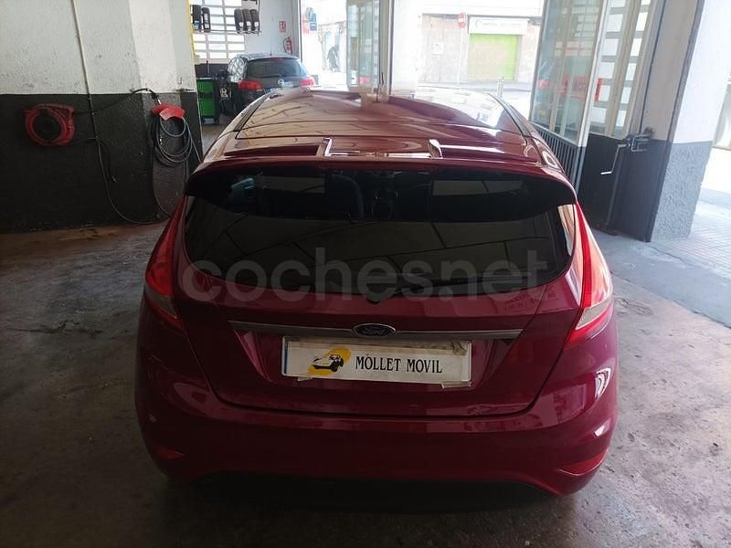 Usado Ford Fiesta Trend 96 CV (70 kW) 2009 Rojo Utilitario