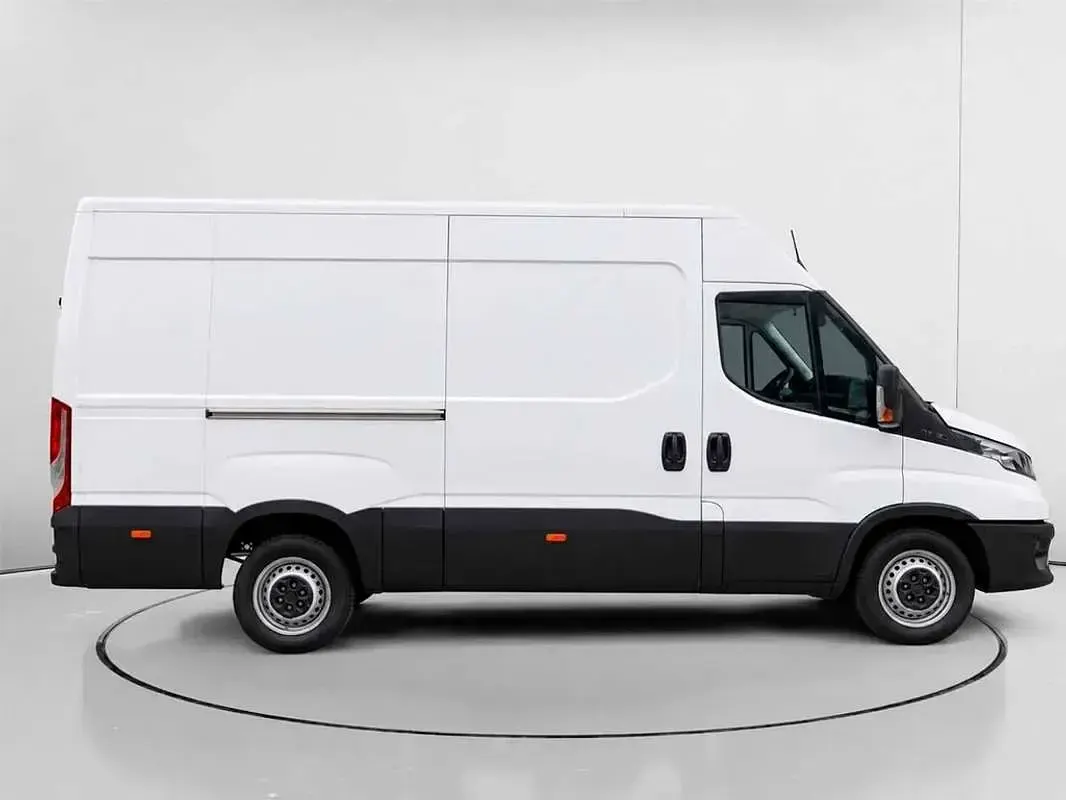 Usado Iveco Daily 136 CV (100 kW) 2022 Blanco Van