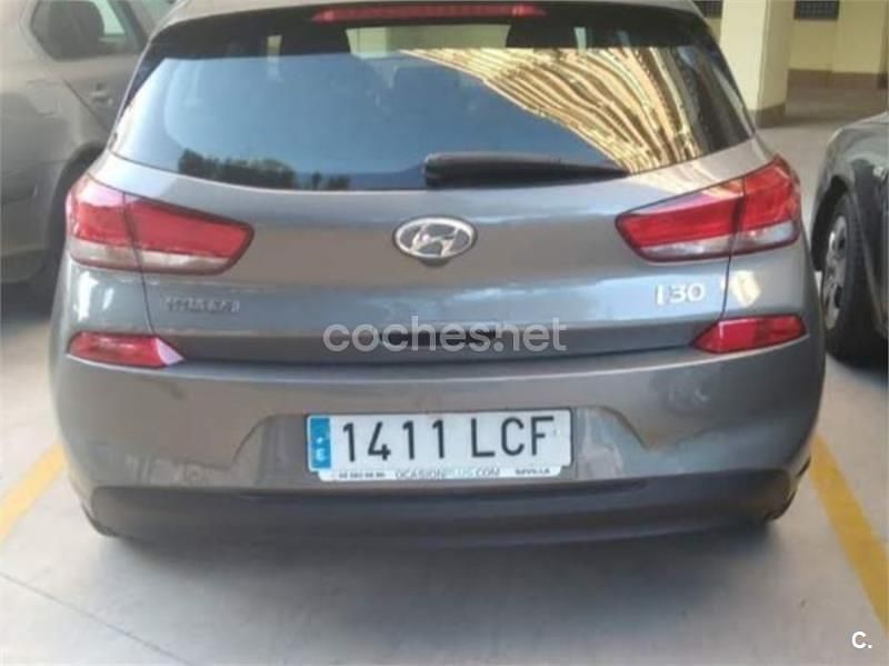 Usado Hyundai i30 100 CV (73 kW) 2019 Gris / plata Berlina