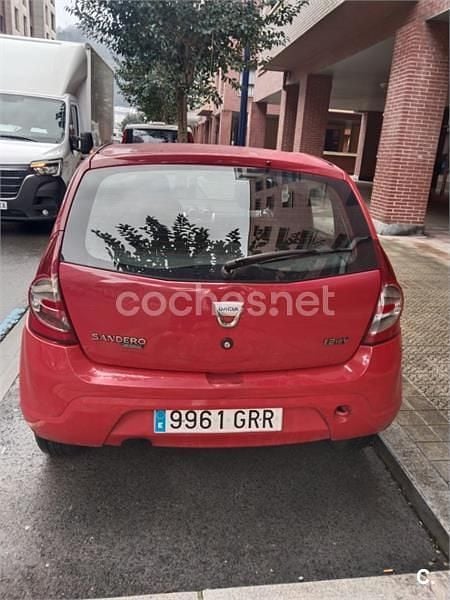 Usado Dacia Sandero Ambiance 75 CV (55 kW) 2009 Rojo Berlina