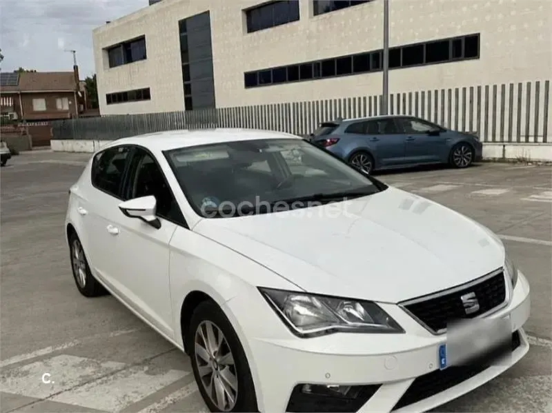 Usado Seat Leon Style 110 CV (80 kW) 2019 Blanco Berlina