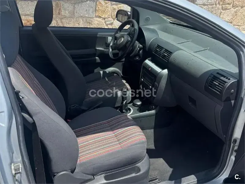 Usado VW Fox 75 CV (55 kW) 2006 Gris / plata Utilitario