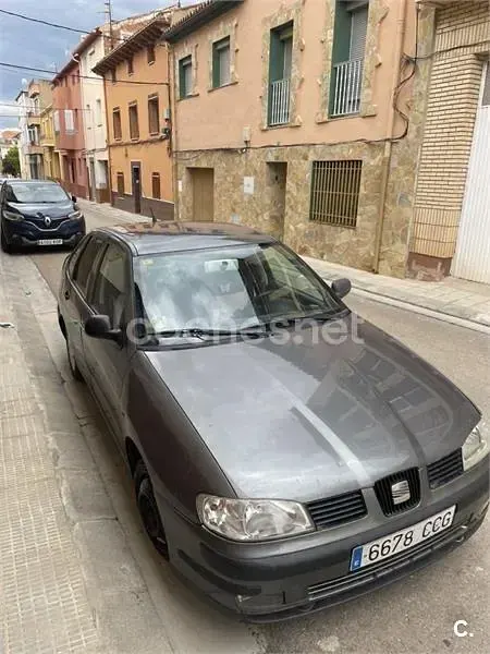 Usado Seat Cordoba 60 CV (44 kW) 2002 Gris / plata Berlina