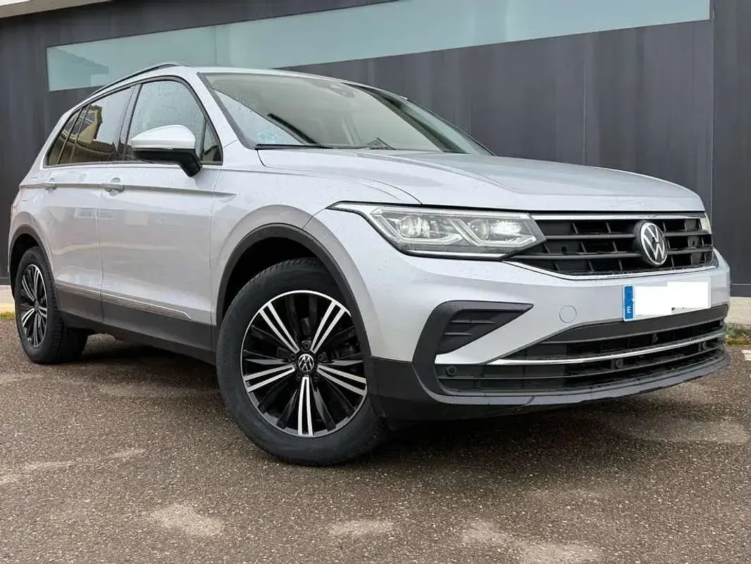 Usado VW Tiguan Life 150 CV (110 kW) 2023 Gris / plata SUV
