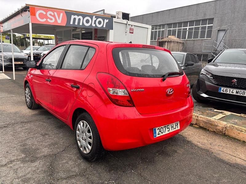 Usado Hyundai i20 85 CV (62 kW) 2012 Rojo Berlina