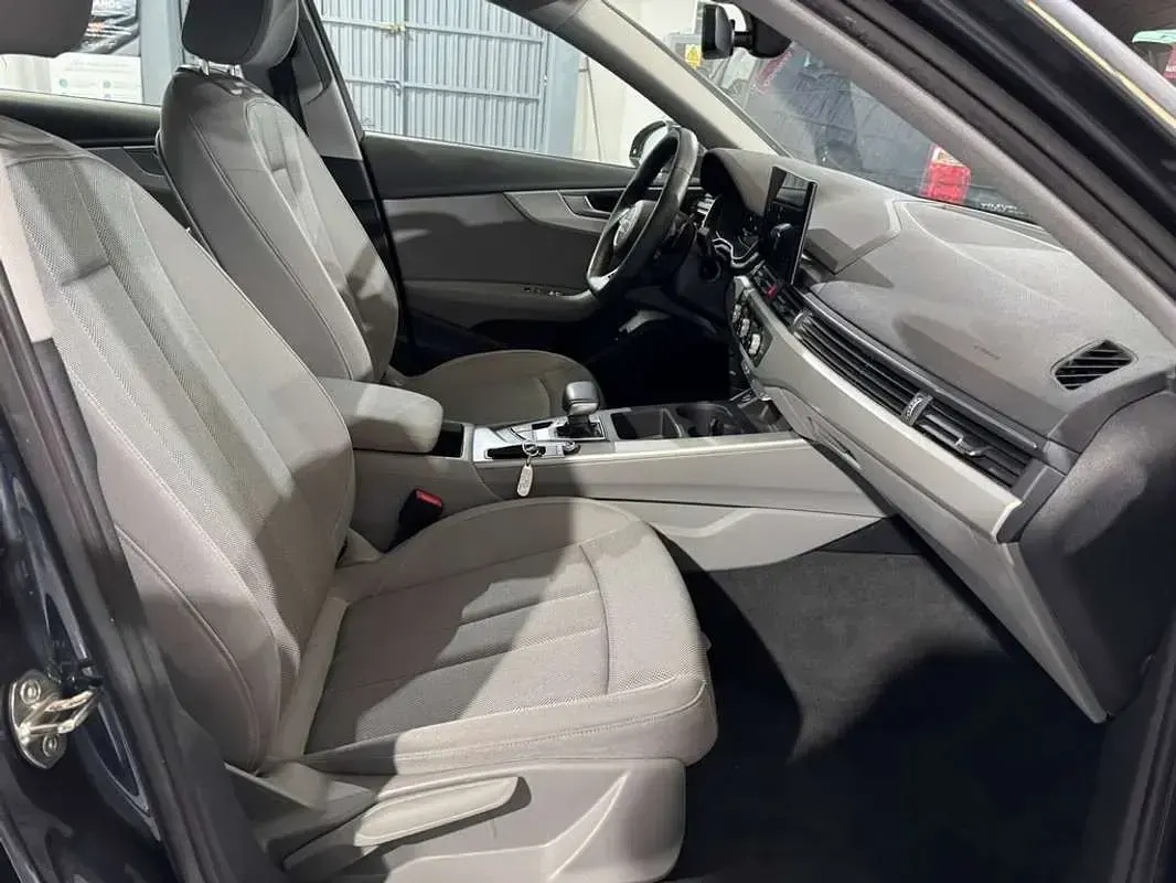 Usado Audi A4 Advanced Plus 163 CV (119 kW) 2022 Gris / plata Berlina