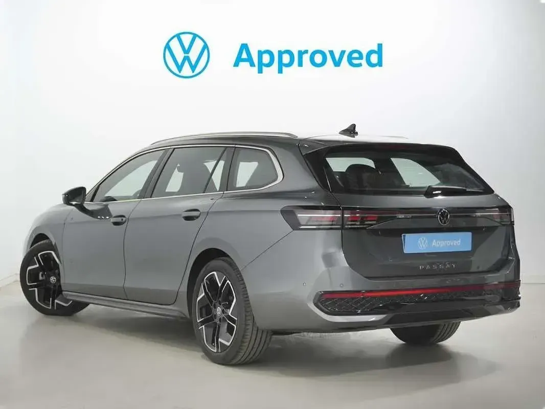 Usado VW Passat R-line 150 CV (110 kW) 2025 Gris Familiar