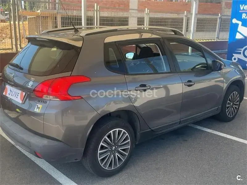 Usado Peugeot 2008 Access 82 CV (60 kW) 2015 Gris / plata SUV