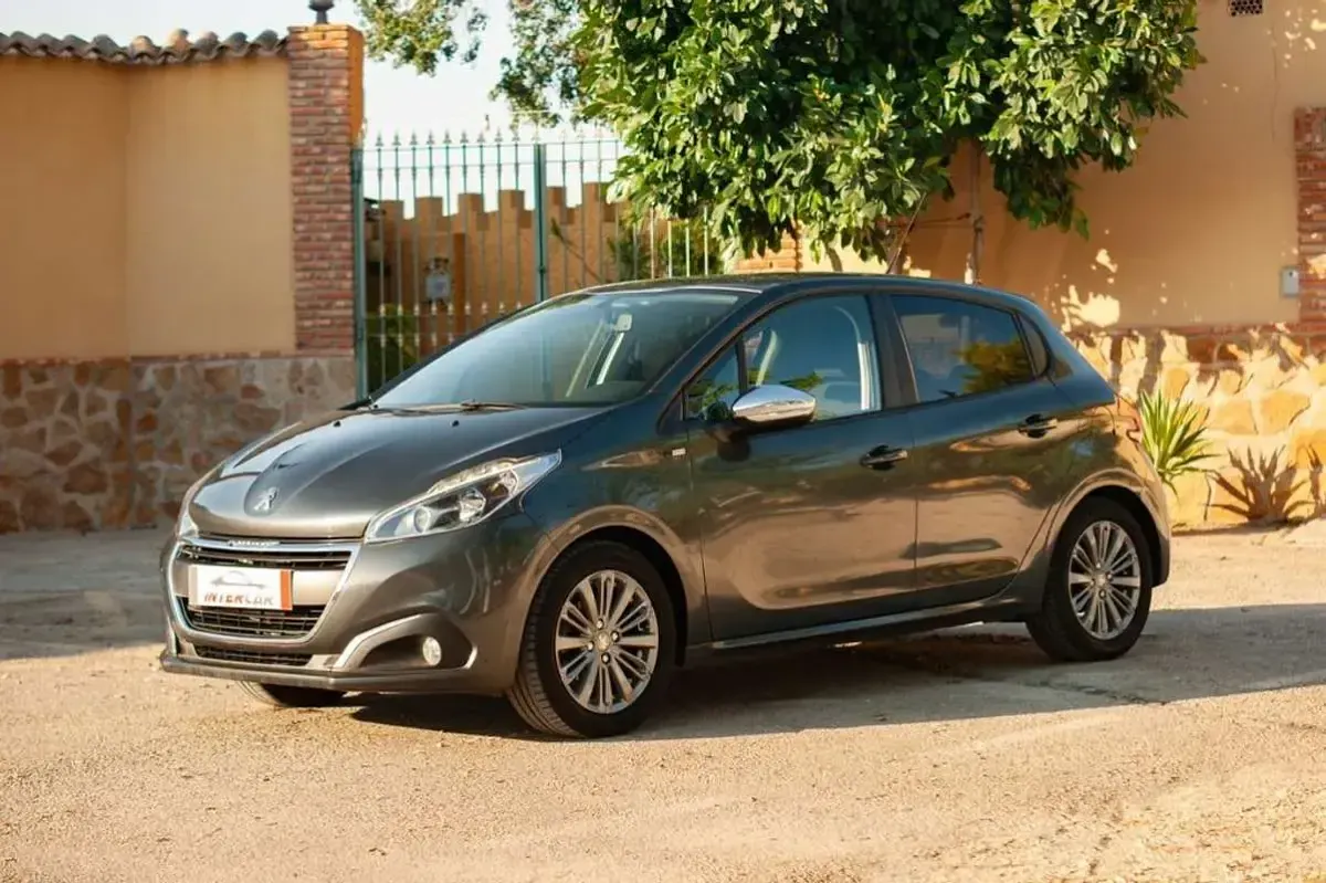 Usado Peugeot 208 Style 82 CV (60 kW) 2017 Gris Utilitario