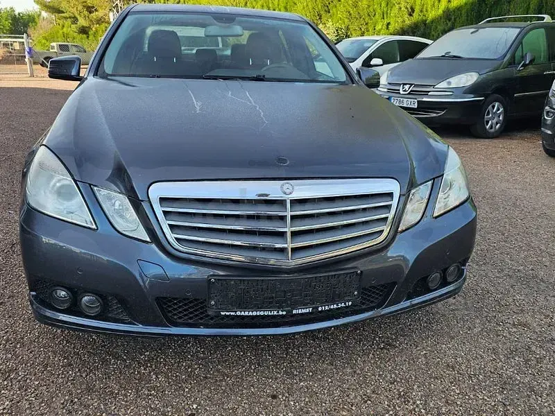 Usado Mercedes E200 Elegance 136 CV (100 kW) 2010 Gris / plata Berlina