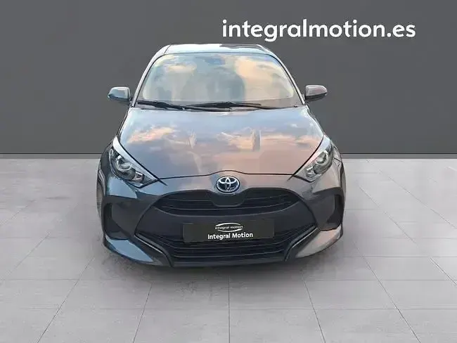 Usado Toyota Yaris Business Edition 115 CV (84 kW) 2021 Gris Utilitario